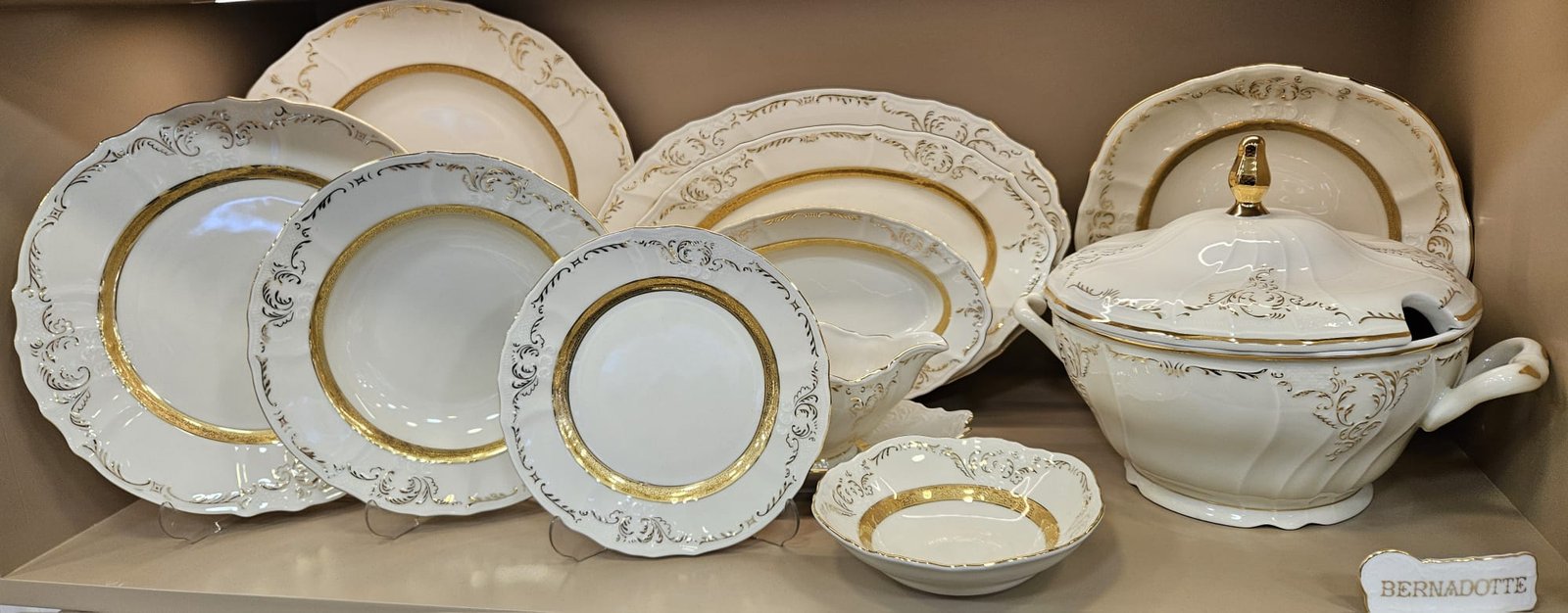 WhatsApp-Image-2024-06-25-at-17.43.241.jpeg Bernadotte gold yaldızlı 76 prç parça yemek takımı - Görsel 1