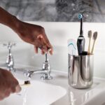 Joseph Joseph EasyStore - Lüks Paslanmaz Çelik Diş Fırçası Tutucu Caddy Banyo Depolama, Standart Çelik - Görsel 4